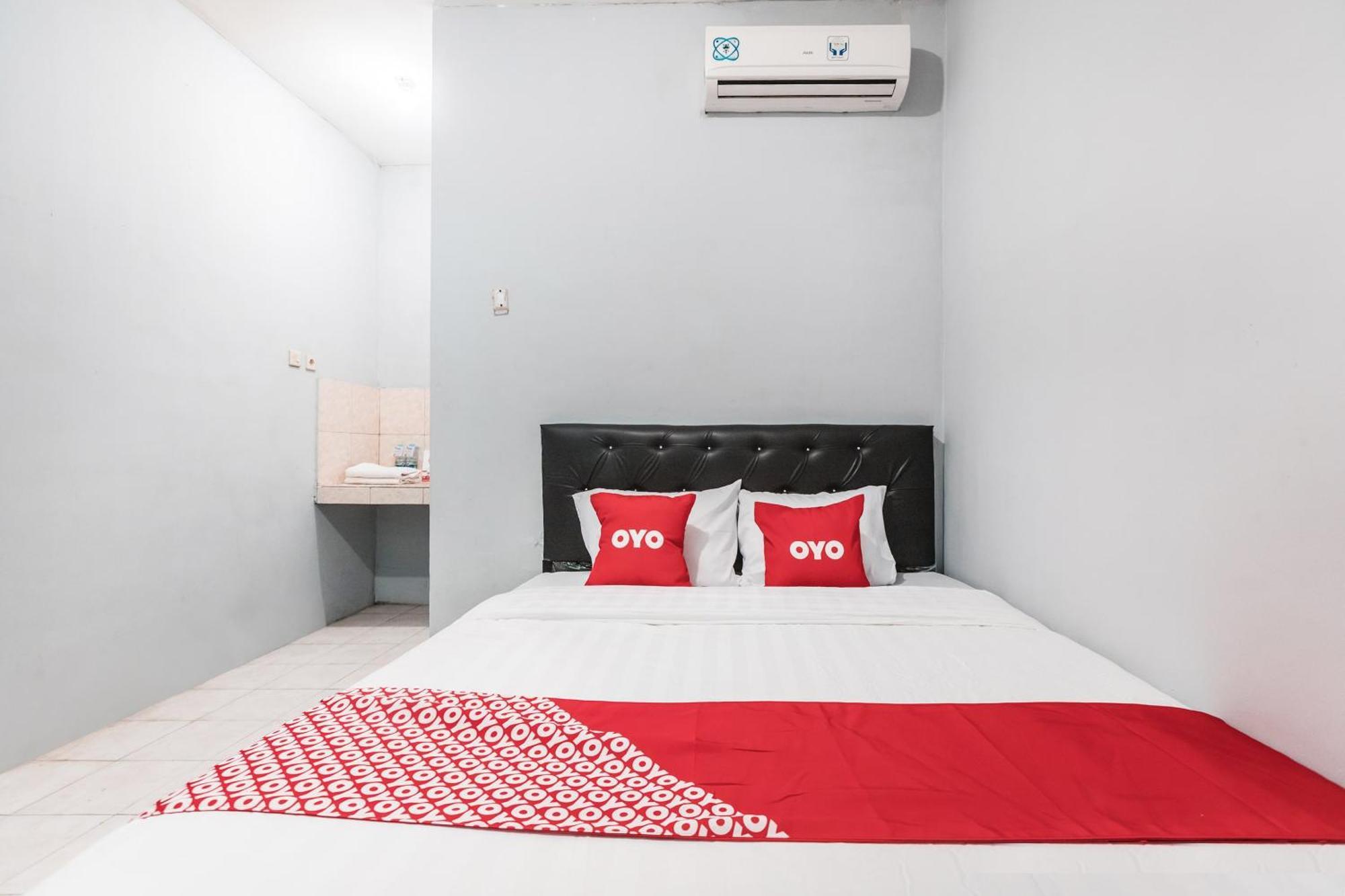 Oyo Living 1756 Amira Guest House Бекасі Екстер'єр фото